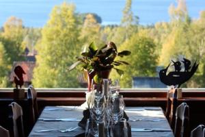Dukat bord framför ett panorama fönster med utsikt över Siljan.