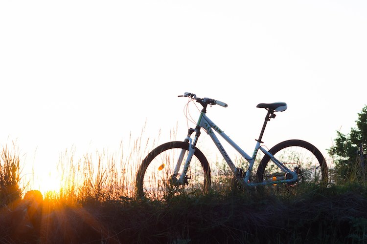 Cykel i solnedgång.