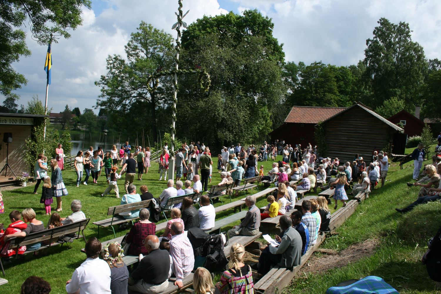 Midsommarfirande på Hedemora gammelgård.