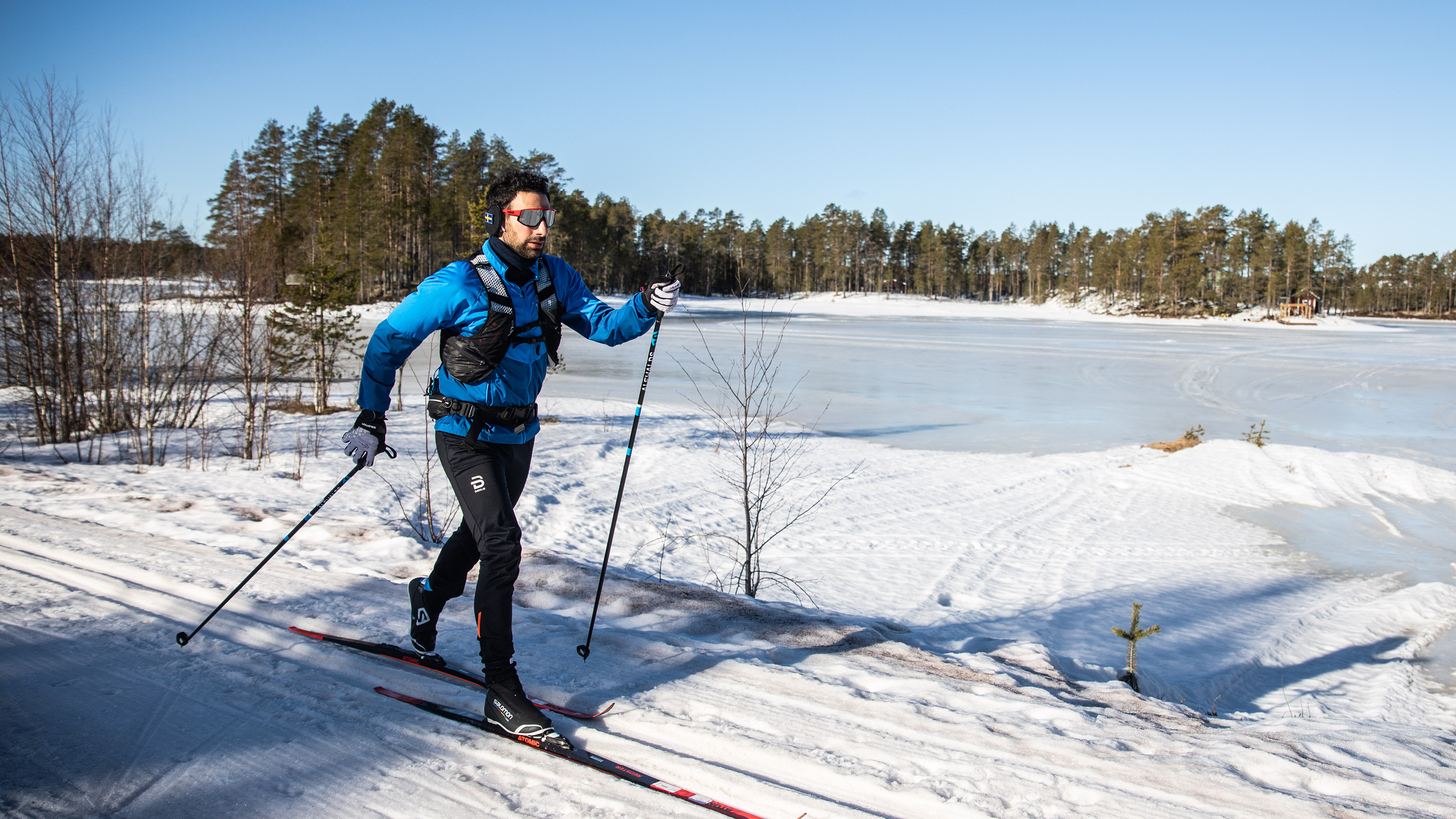 Stephan åker skidor.