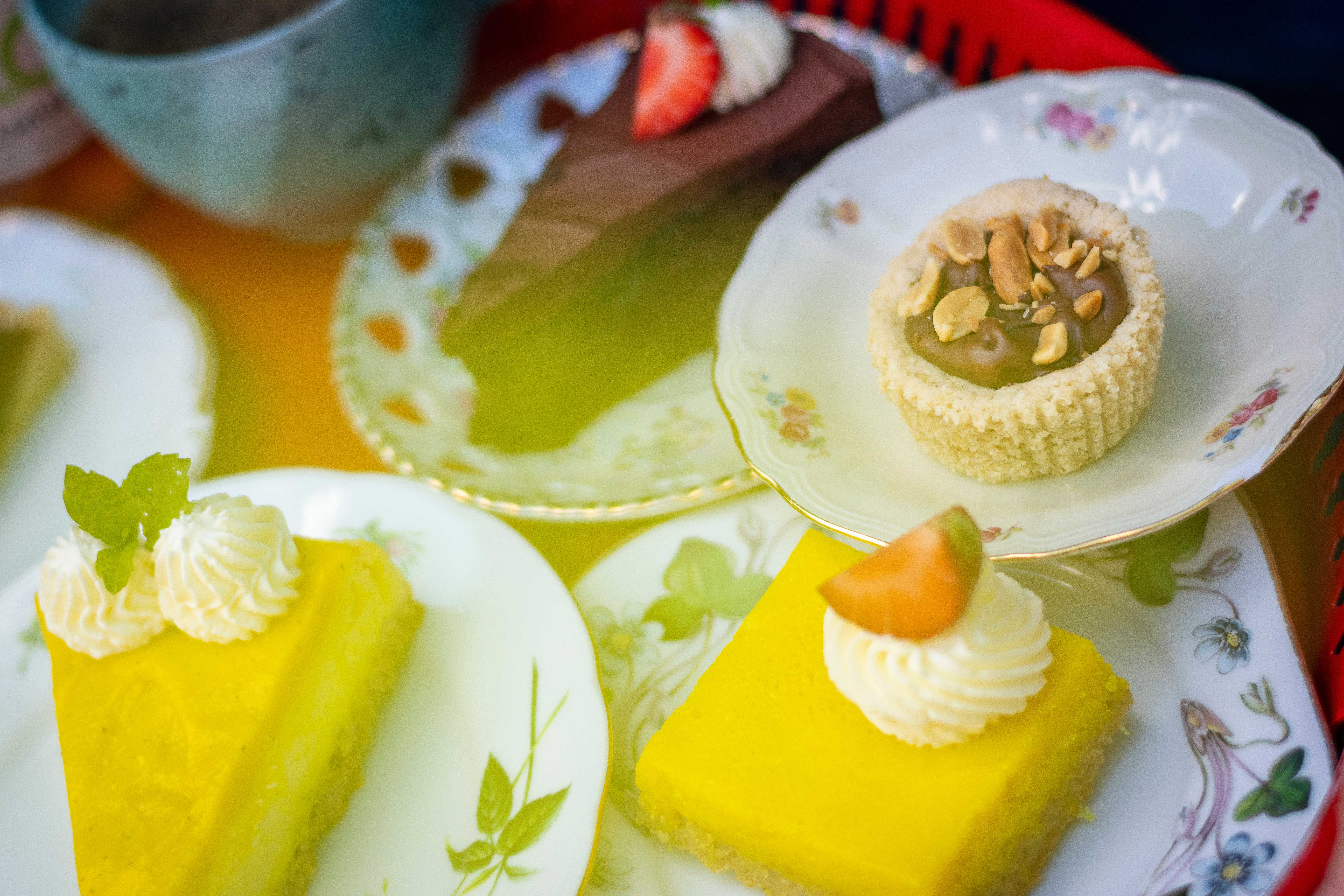 Härliga fikabröd på tallrikar.