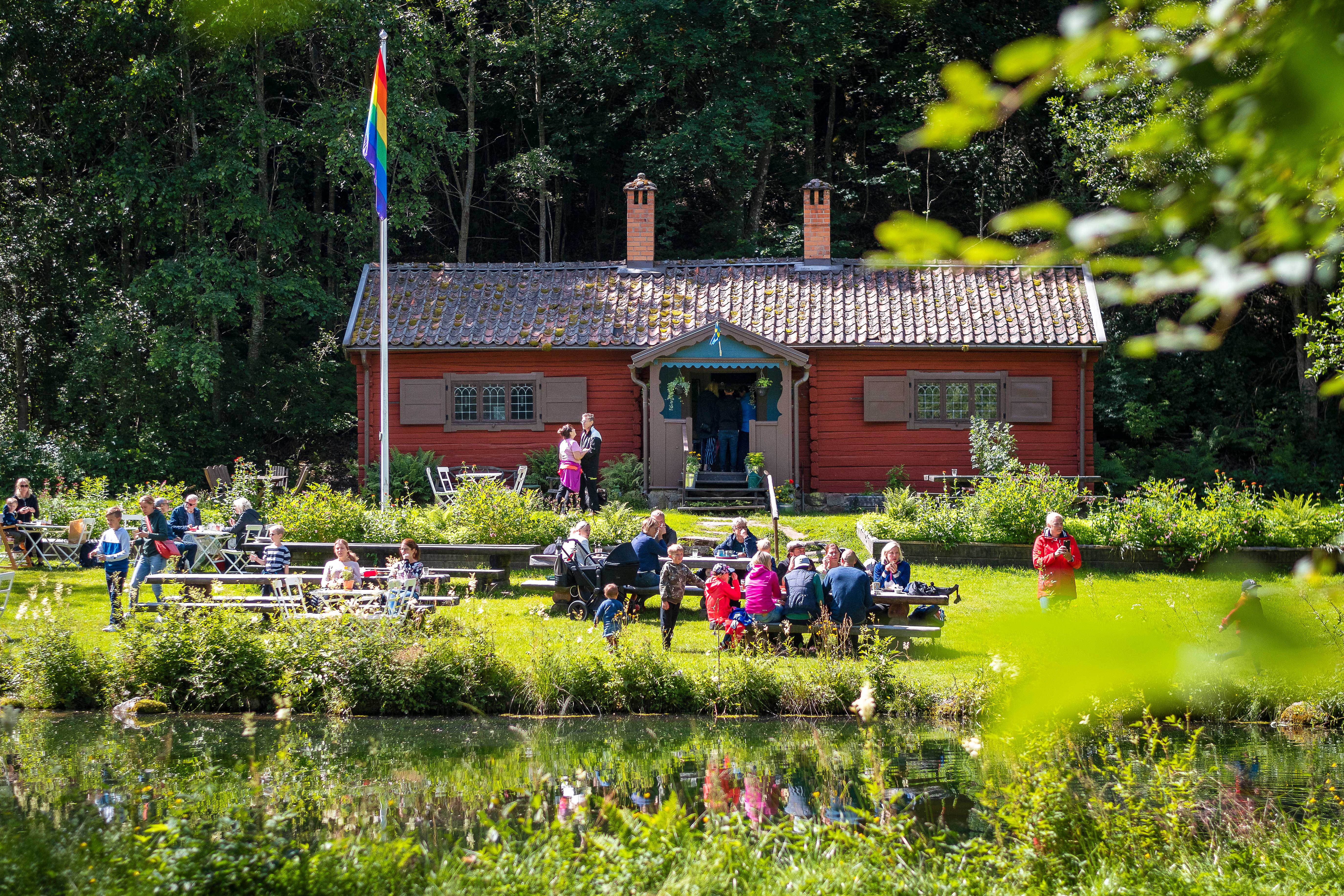 Folk som sitter ute och fikar.