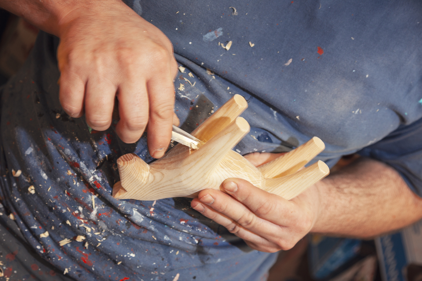 Täljer dalahästar på Nils Olsson Dalahästar i Nusnäs.