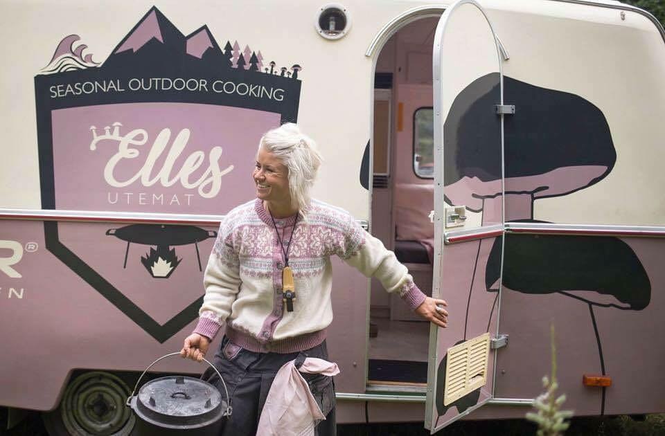 Elle kliver ur sin husvagn.