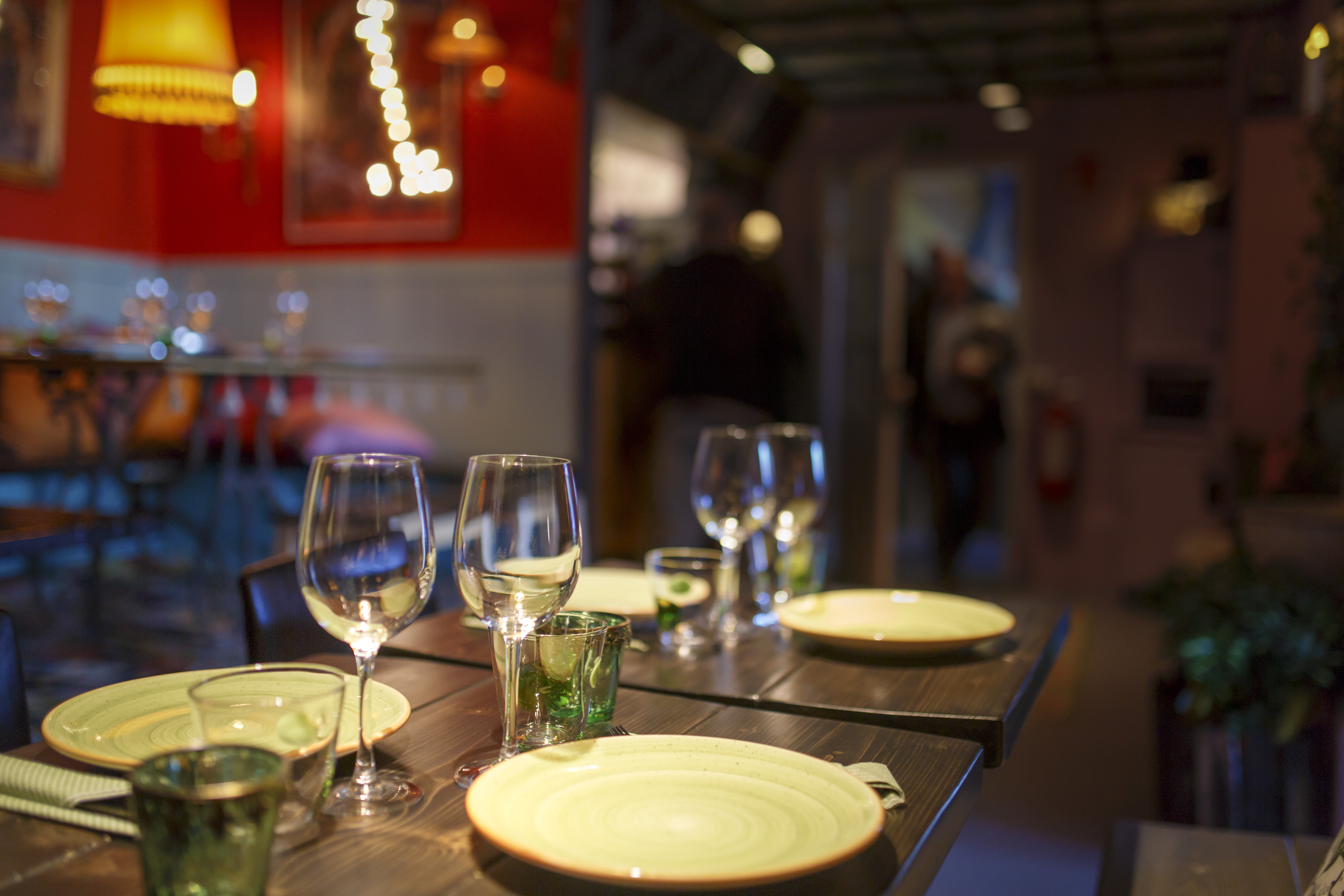 Ett vackert uppdukat bord i cafémiljö.