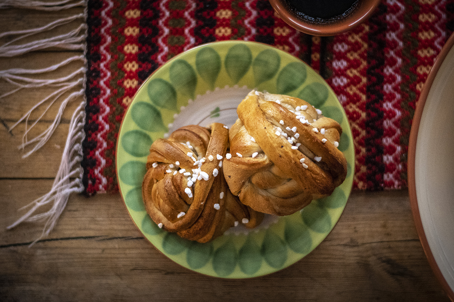 En kanelbulle på ett vackert fat.