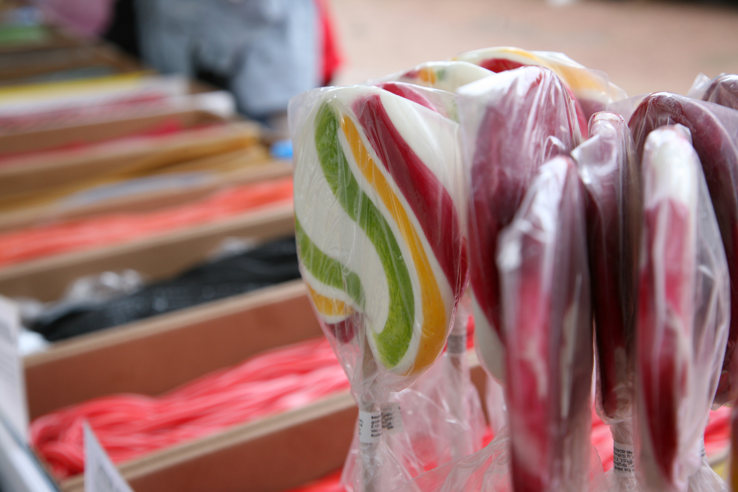 Polkagrisklubbor vid ett marknadsstånd.