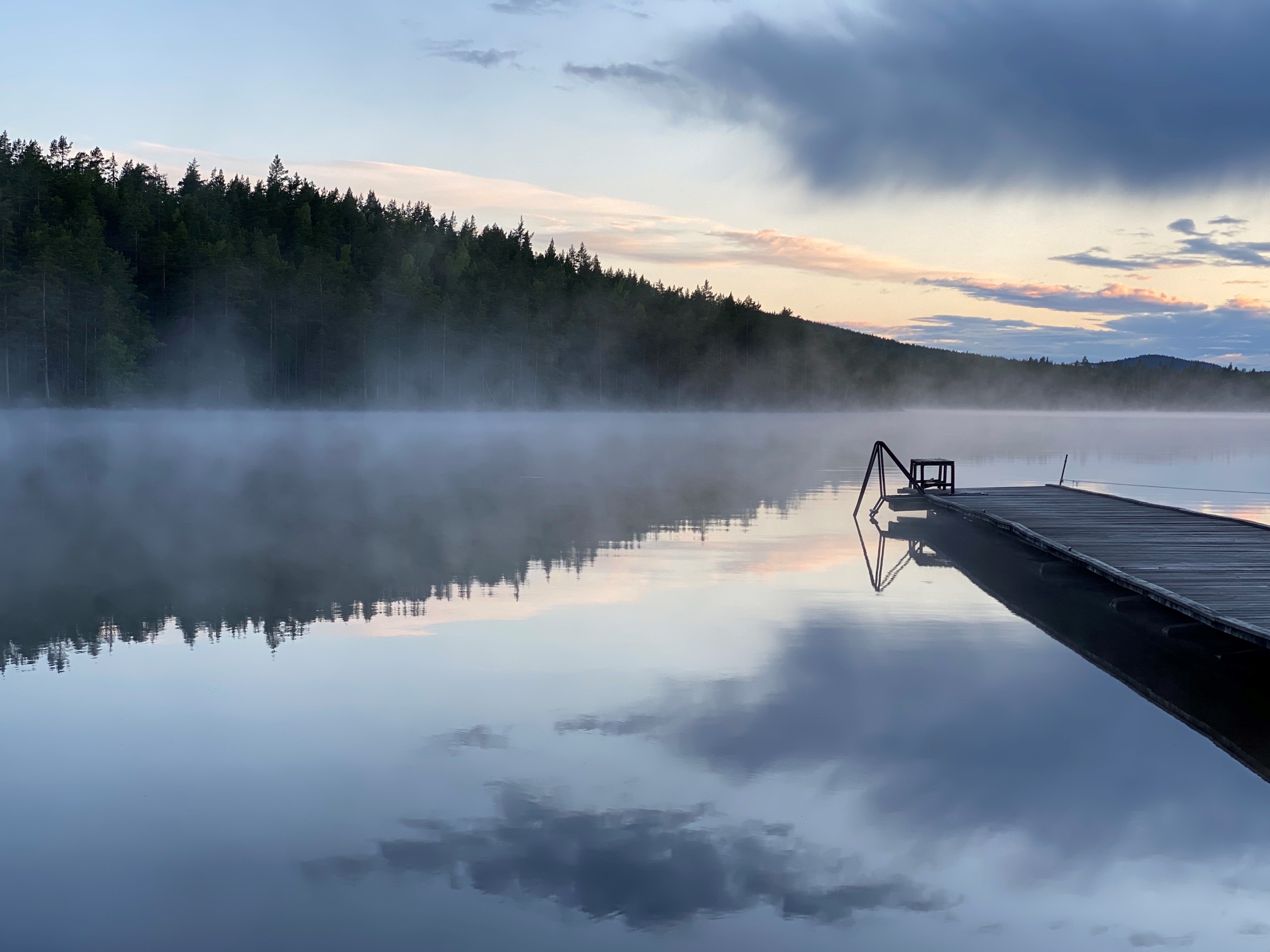 Korså med sjön i skymning.