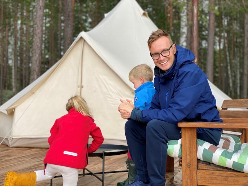 Familj utanför Glampingtält i Korså.