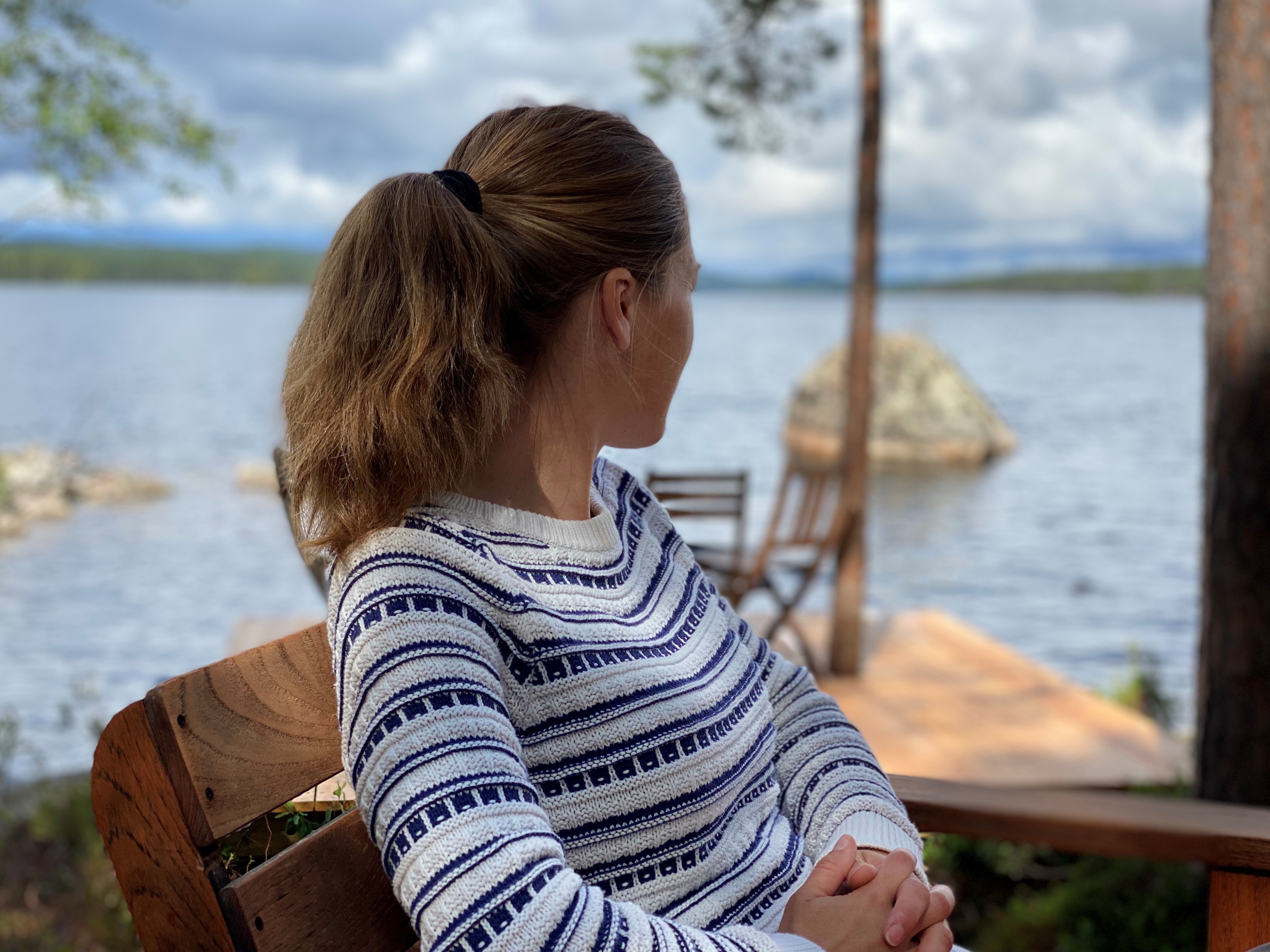 Kvinna tittar ut mot sjön vid Korså.