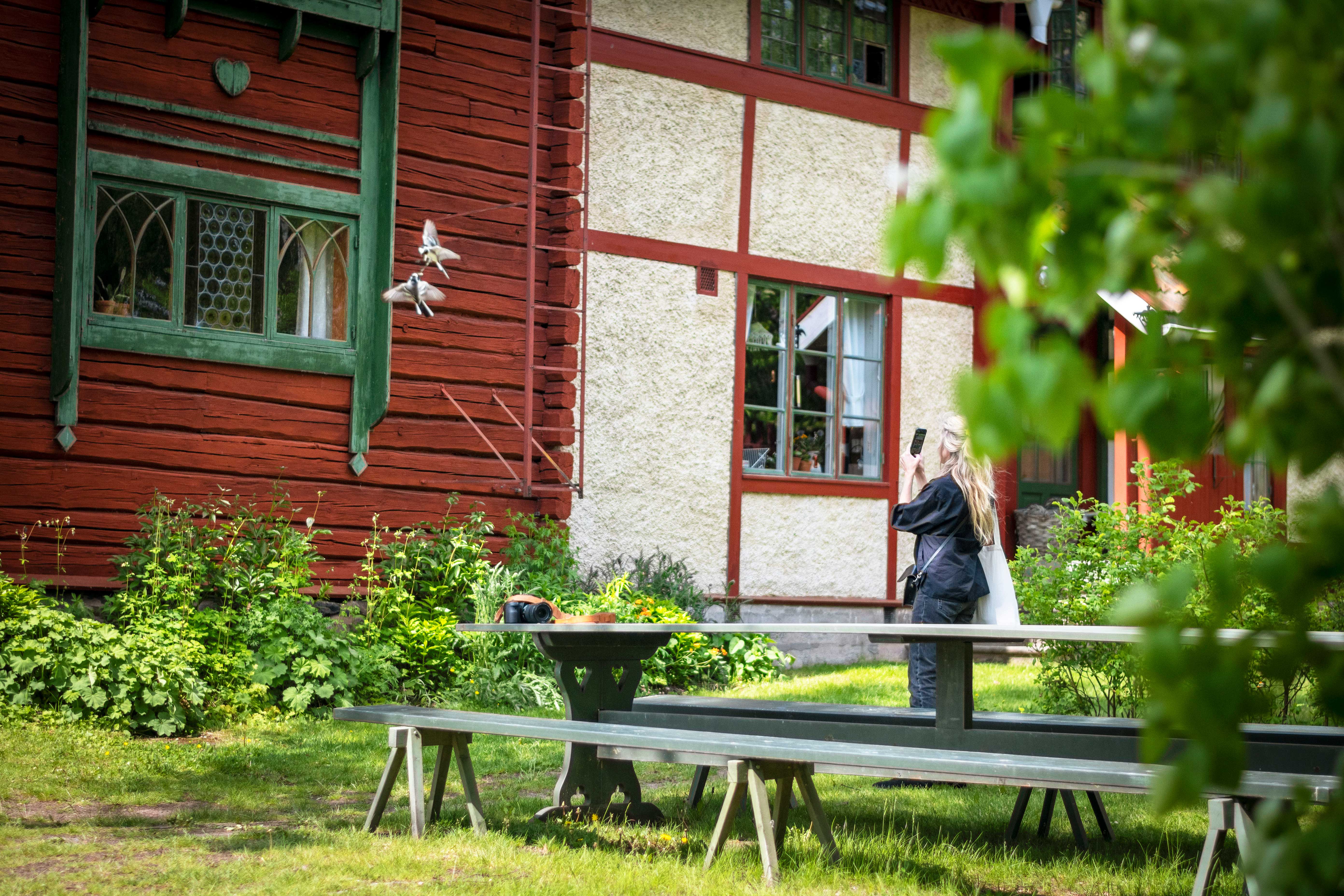Tjej som fotar Carl Larsson huset.