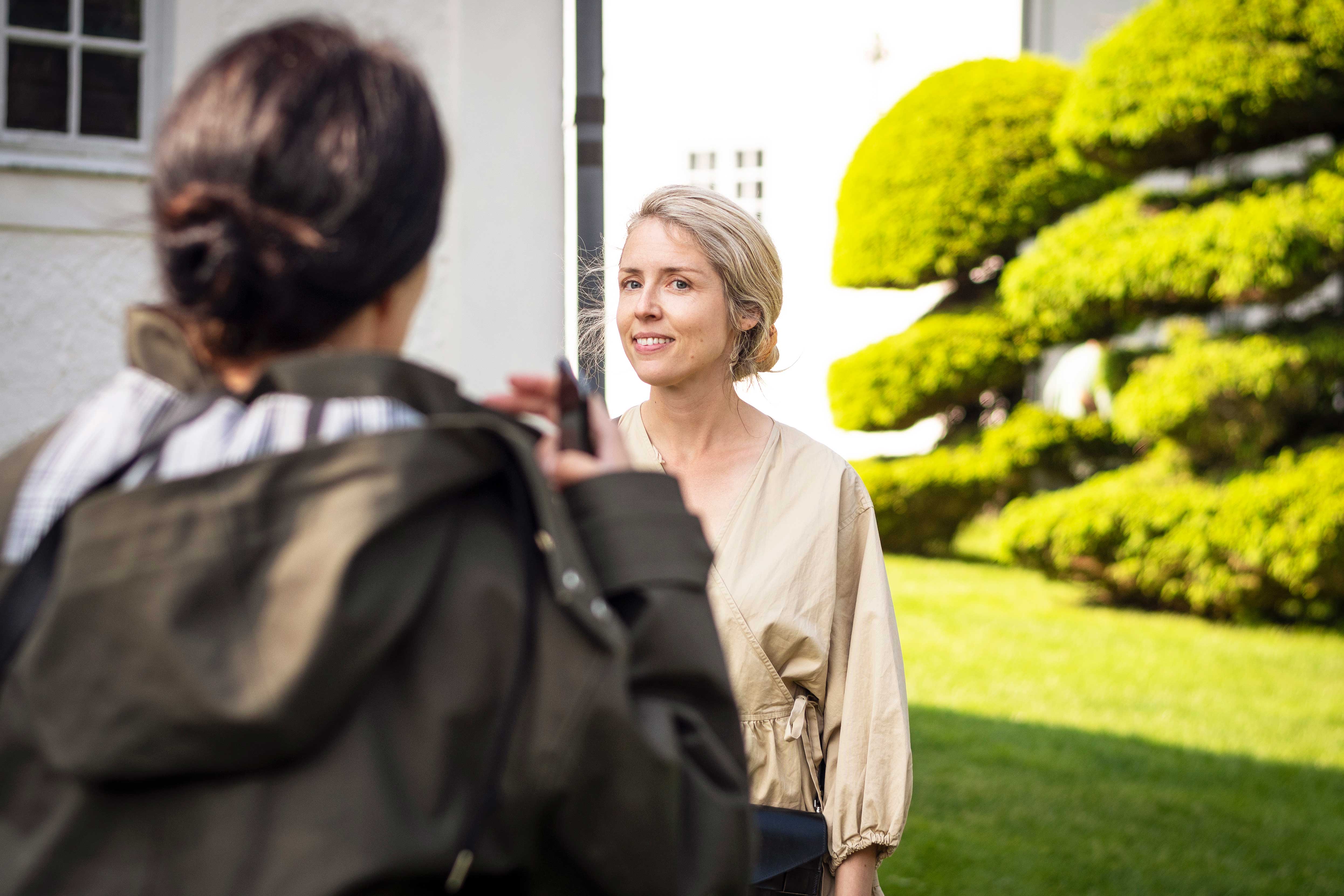 Tjejer som pratar med varandra.