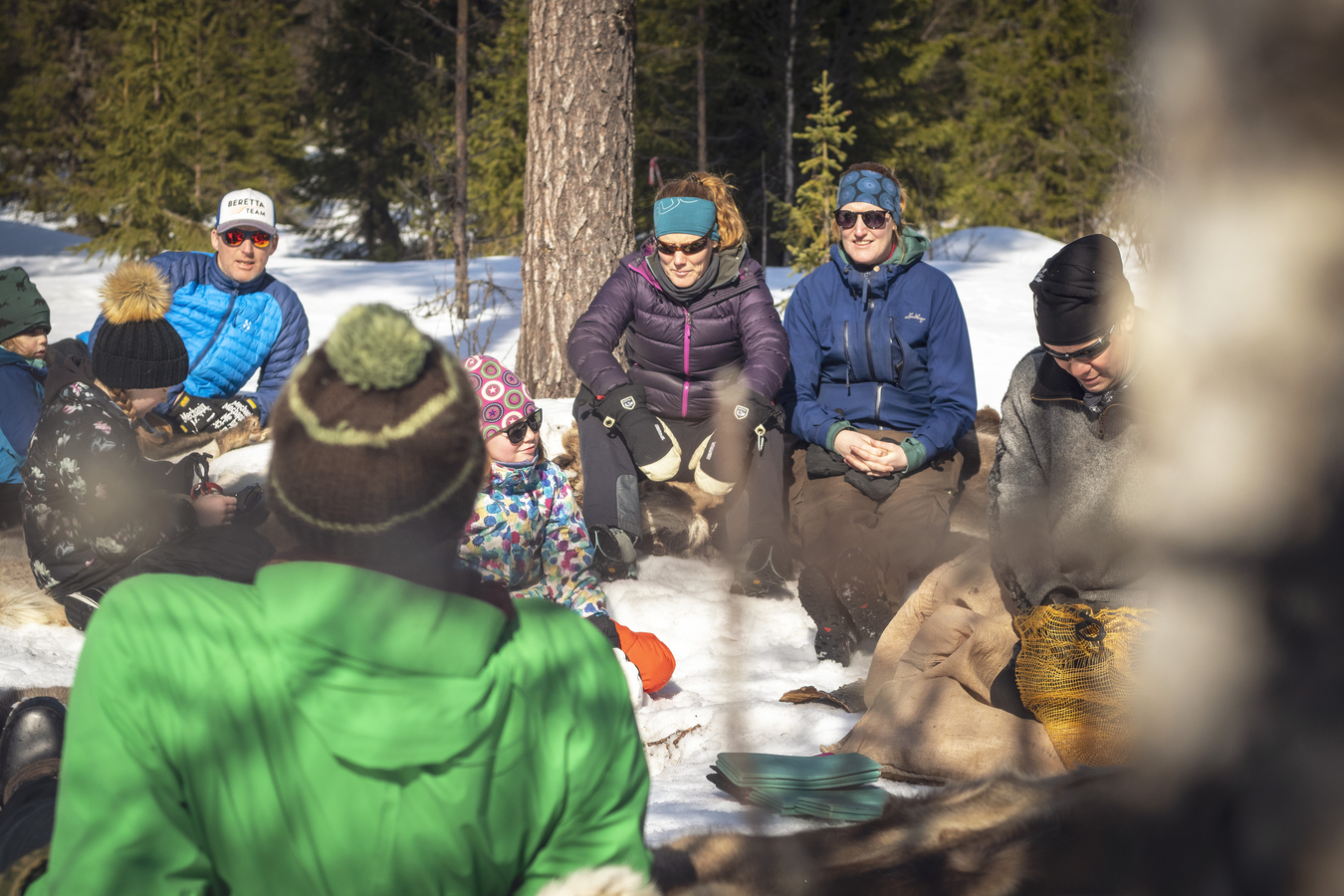 Fikar i Grövelsjön runt en brasa.