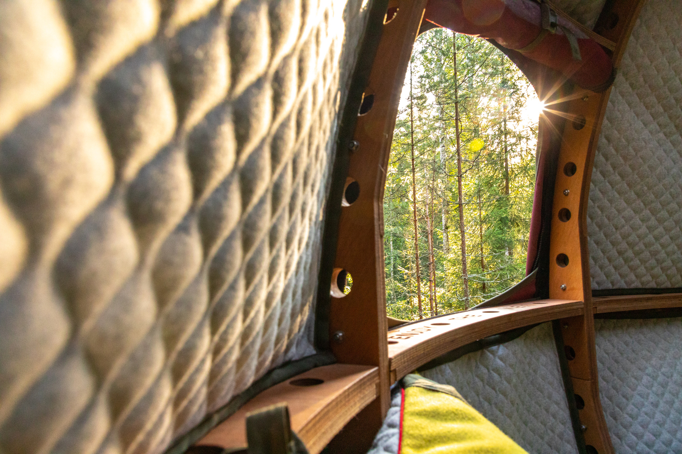 Inomhus på en av trädkojorna.