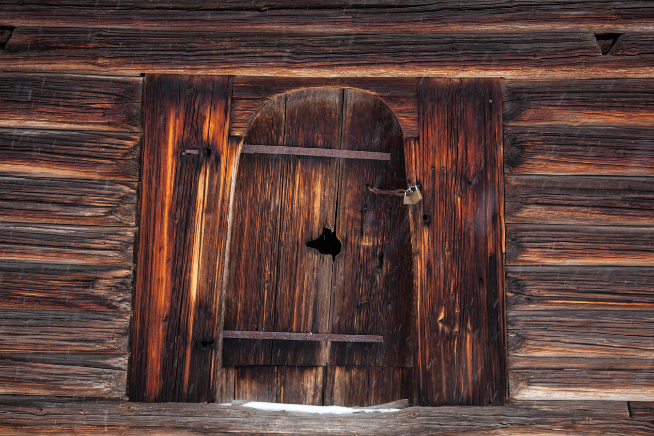 Dörr till timrat trähus.