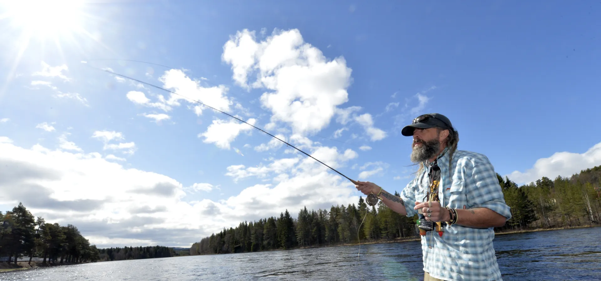 Fiskare i sjö.