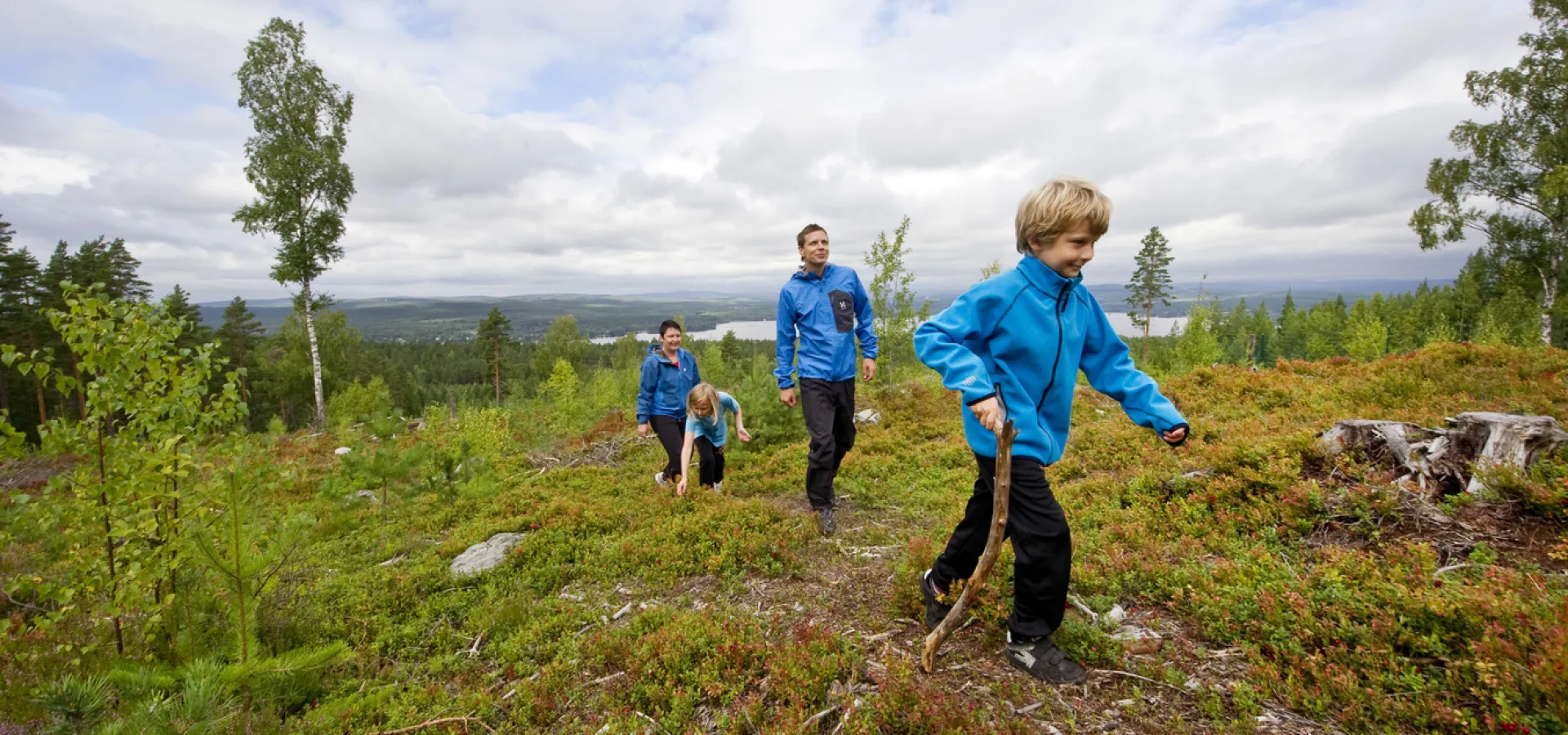 En familj som vandrar på ett fjäll.