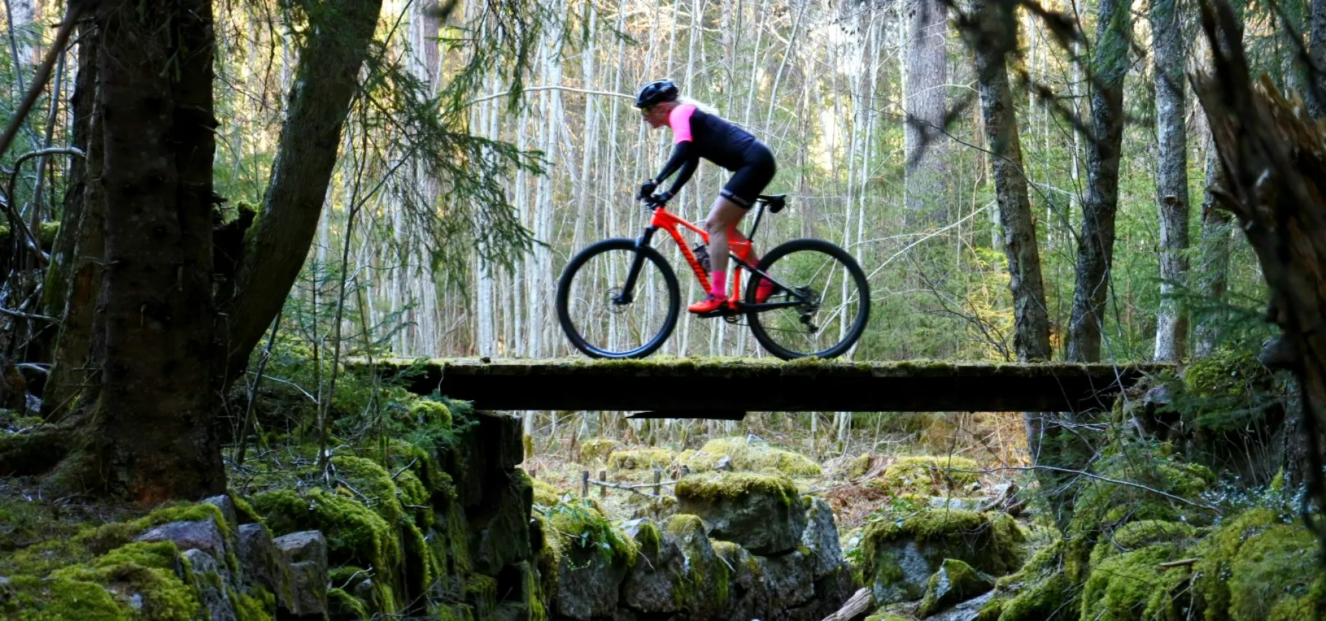 Emma Graaf cyklar i skogen.