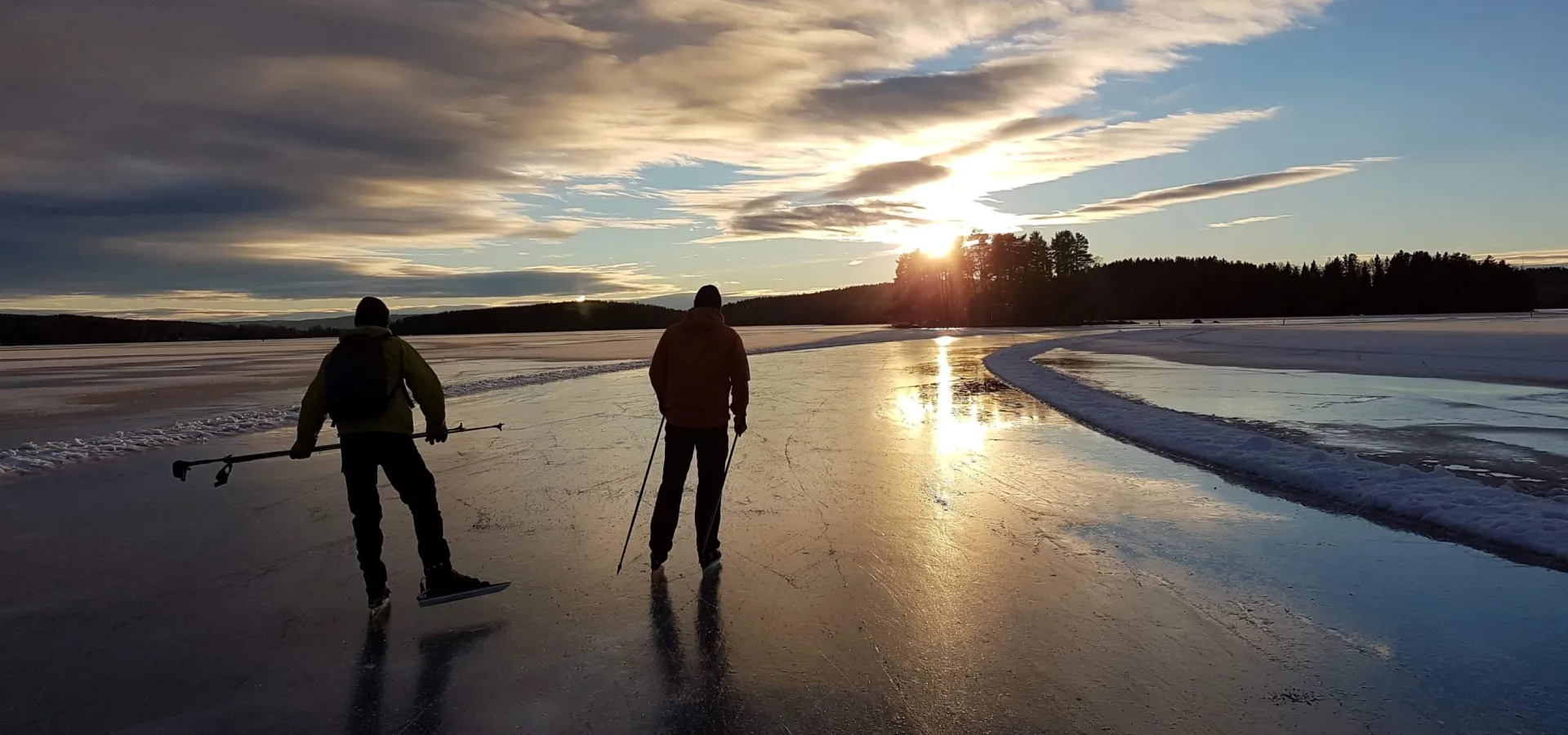 Skridskoåkare i solnedgången på Väsman i Ludvika.