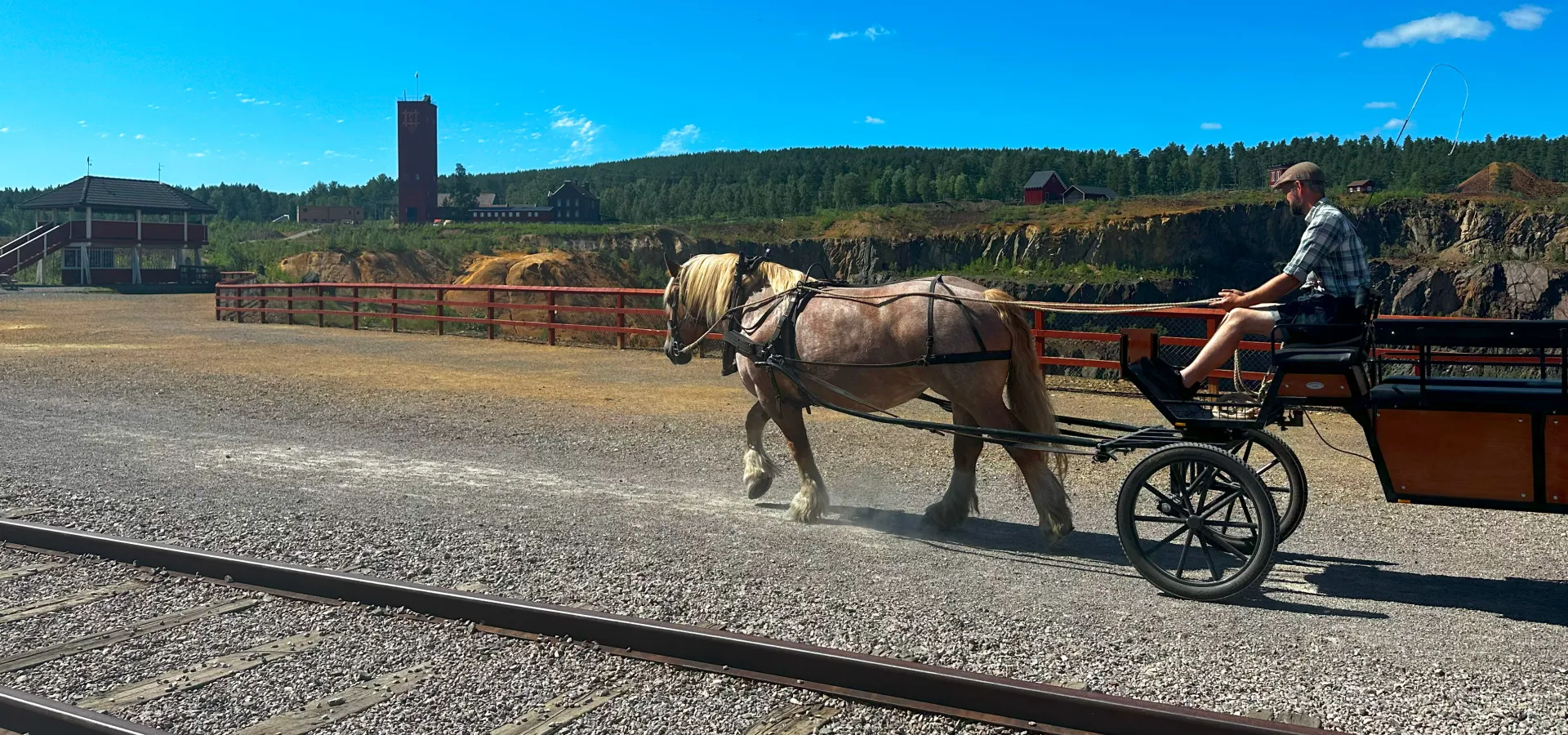 Häst med vagn vid gruvplanen vid Falu Gruva.