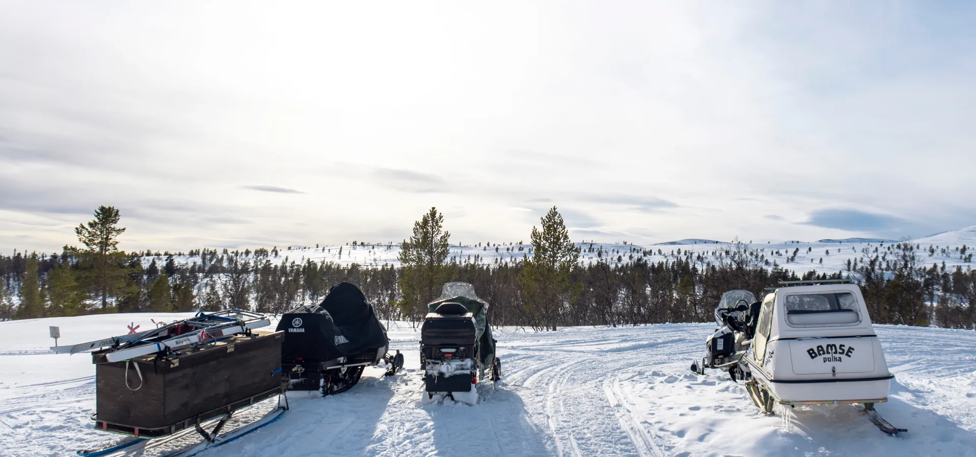 Skotrar parkerade i Grövelsjöfjällen.