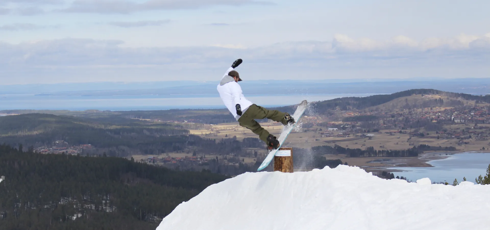 En snowboardåkare flyger i ett hopp.