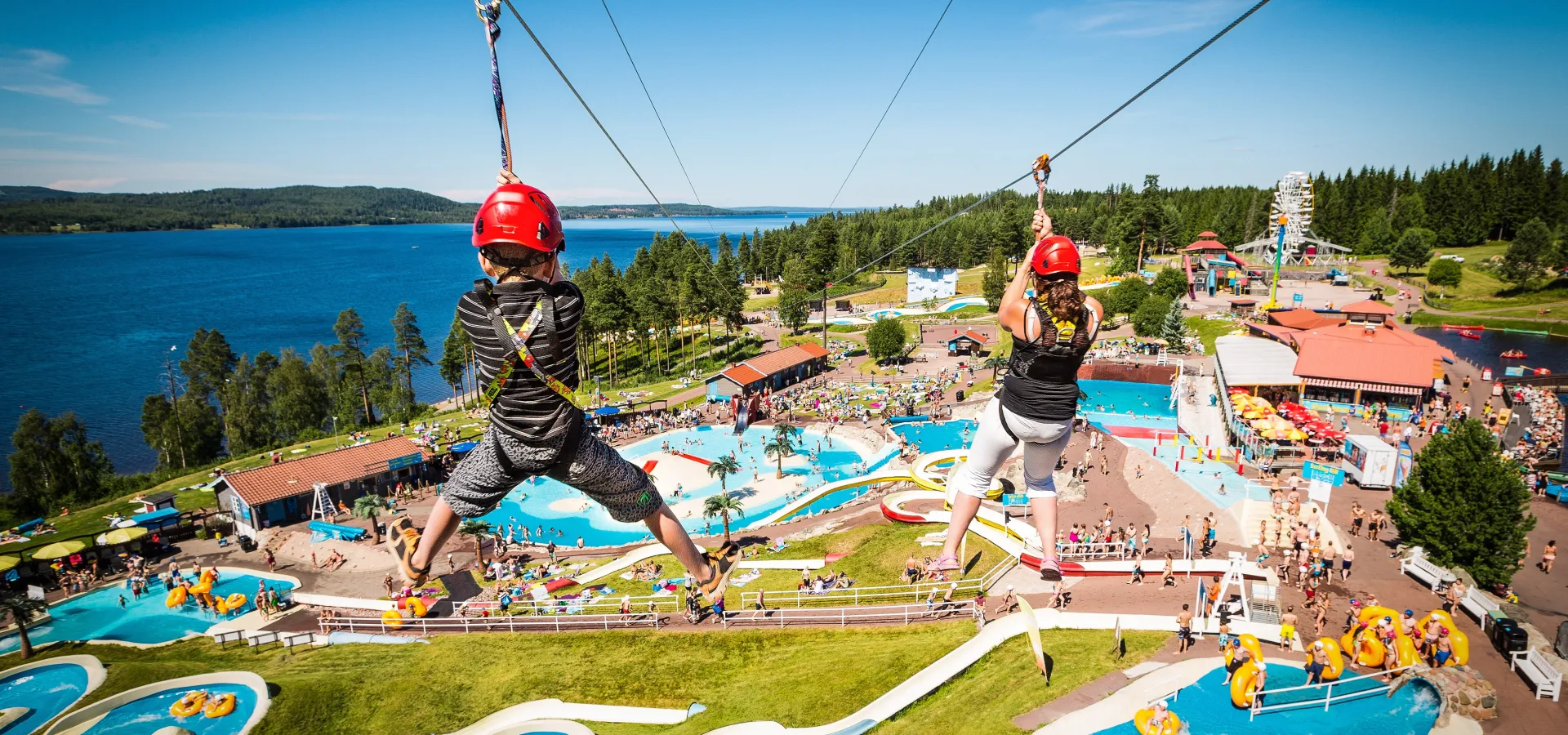 Två barn som åker linbana på Leksand Sommarland.