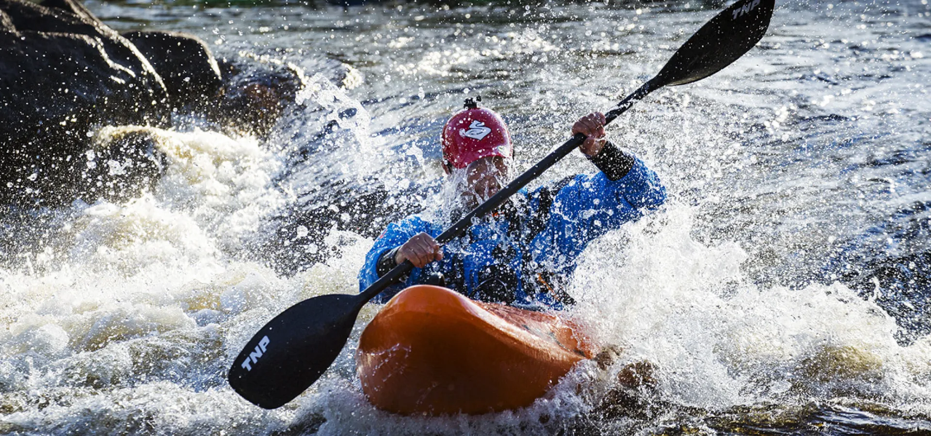 Kajak i forsande vatten. Foto: Roger Borgelid