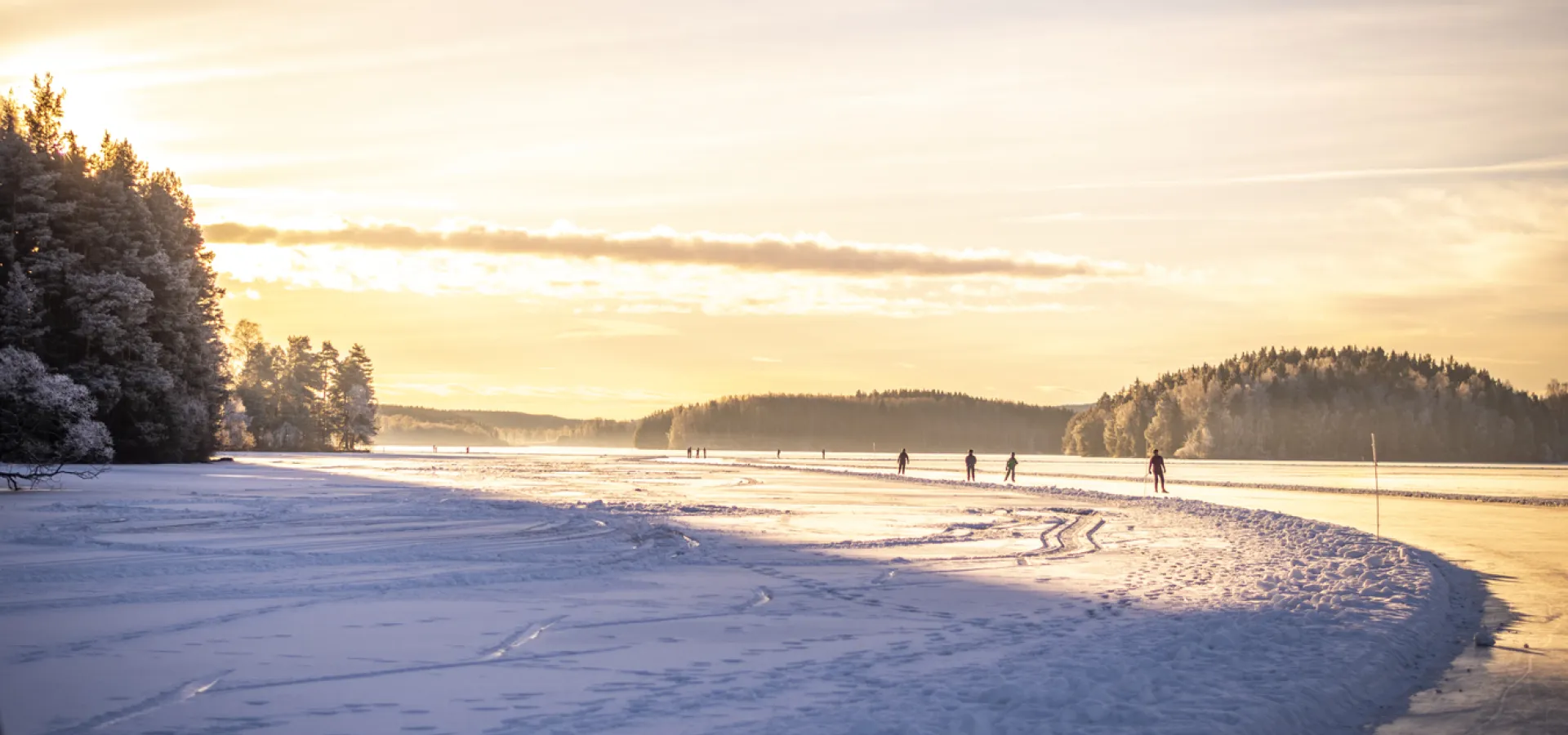 Plogad skridskobana på naturis.