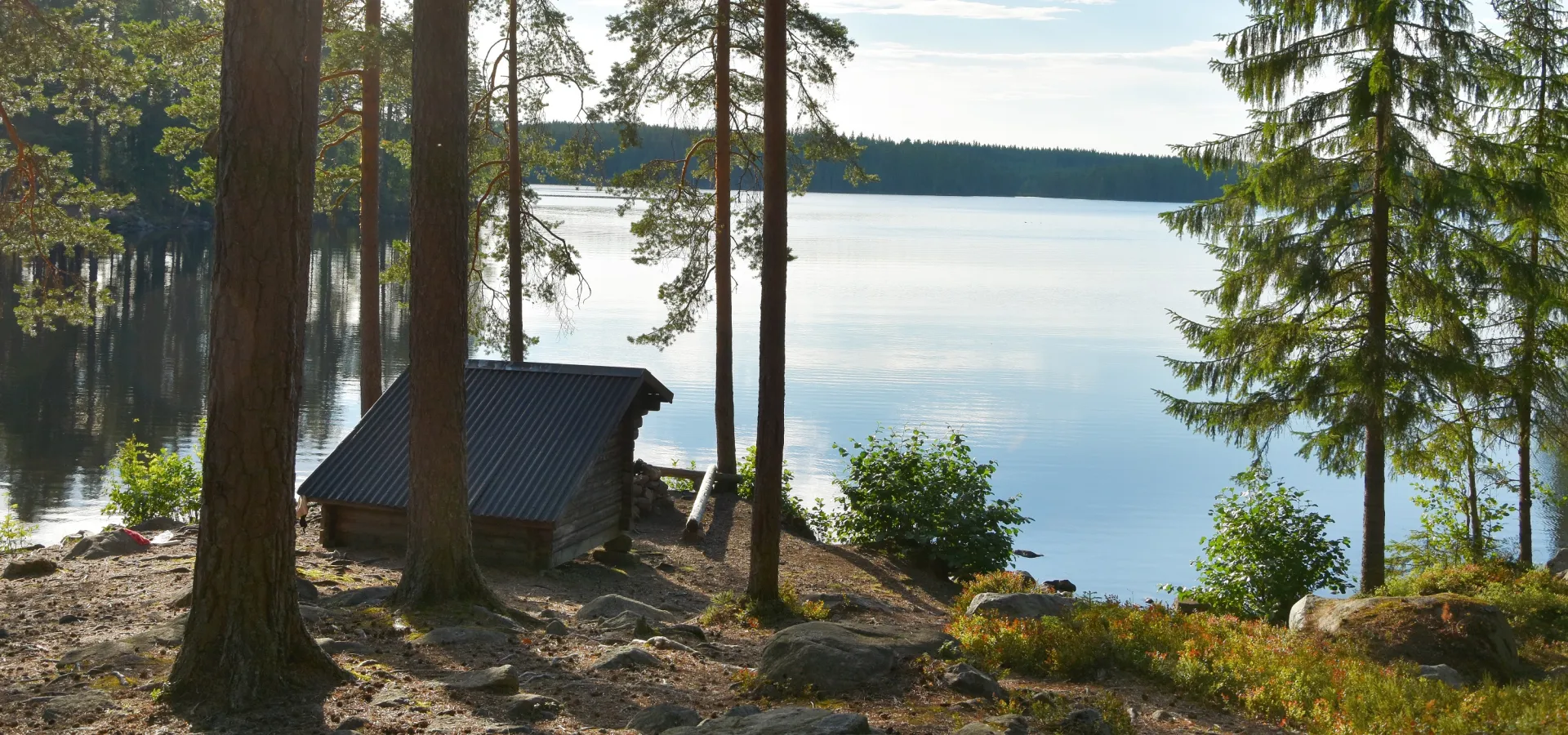 Slogbod vid en sjö.