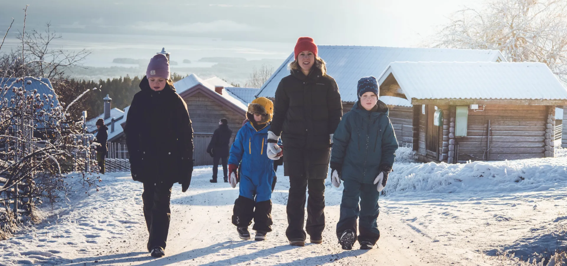 Familjen Olars på vinterpromenad i Fryksås i Dalarna.