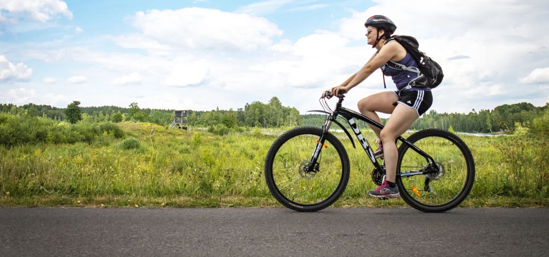 Cyklist på en väg.