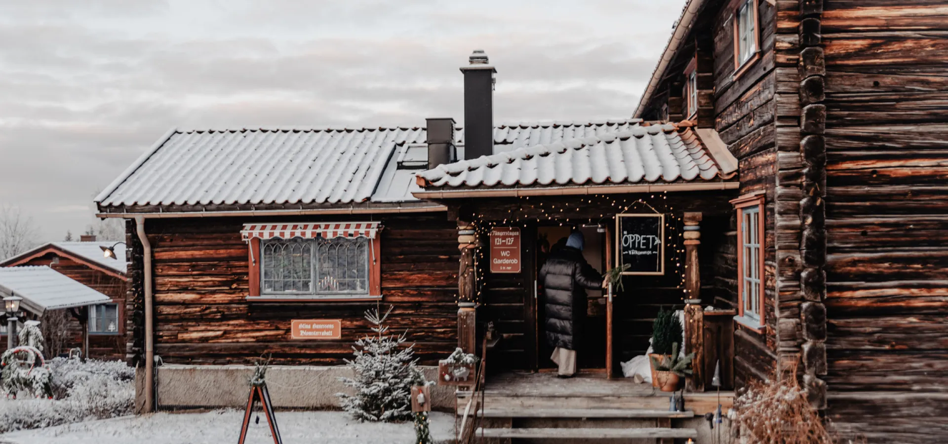 Falurött timrat hus på julmarknad i Tällberg.