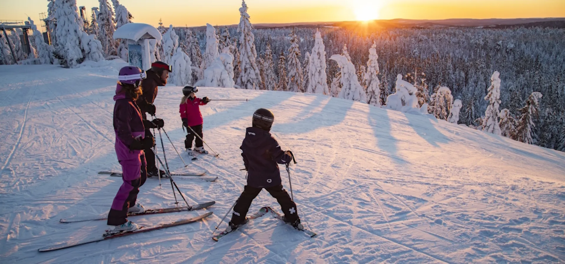 En familj på toppen av skidbacken i Säfsen Resort.