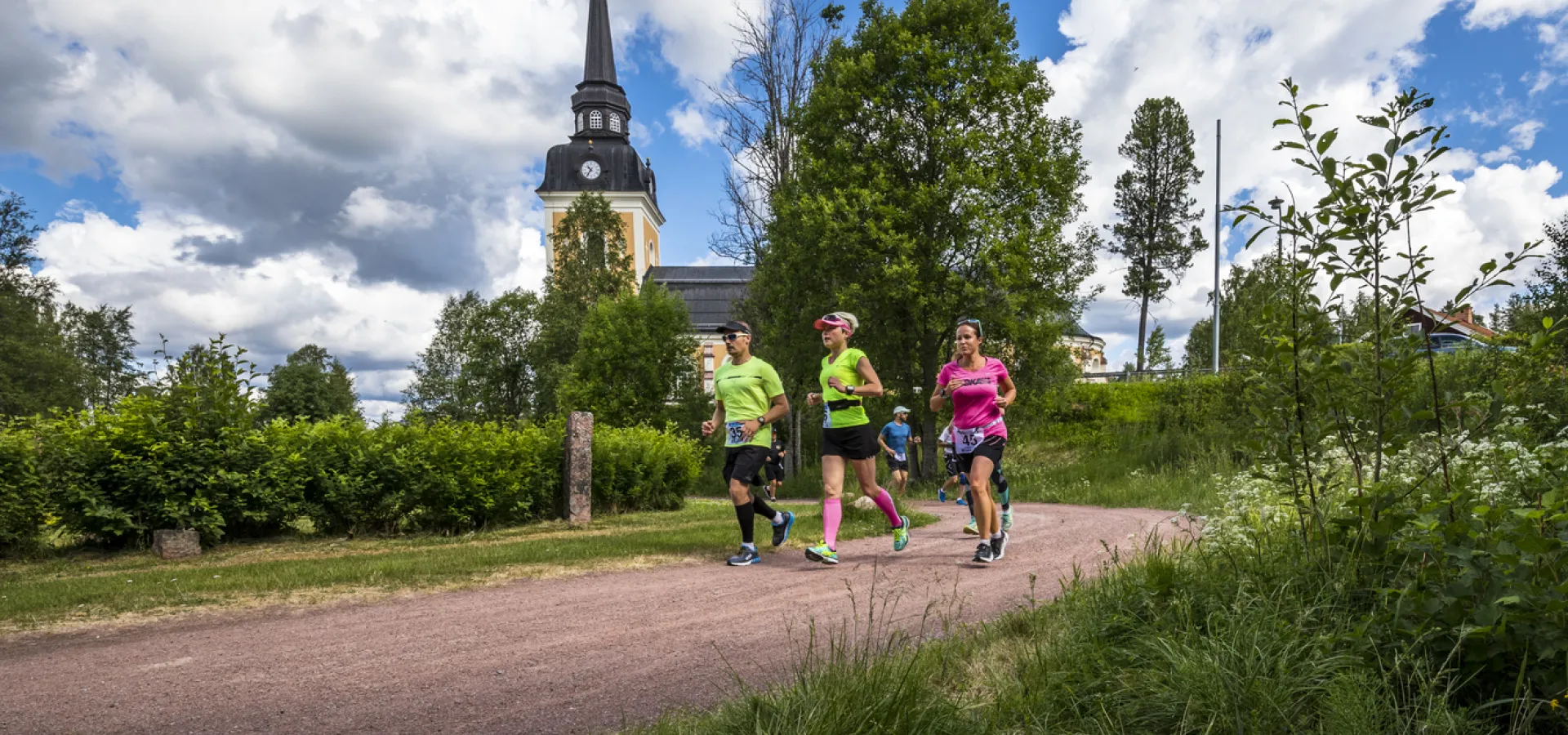 Trail löpare längs en väg.