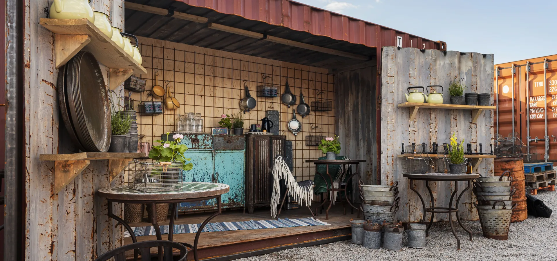 Containercafé på gårdsplanen hos Skedvi Bröd i Stora Skedvi.