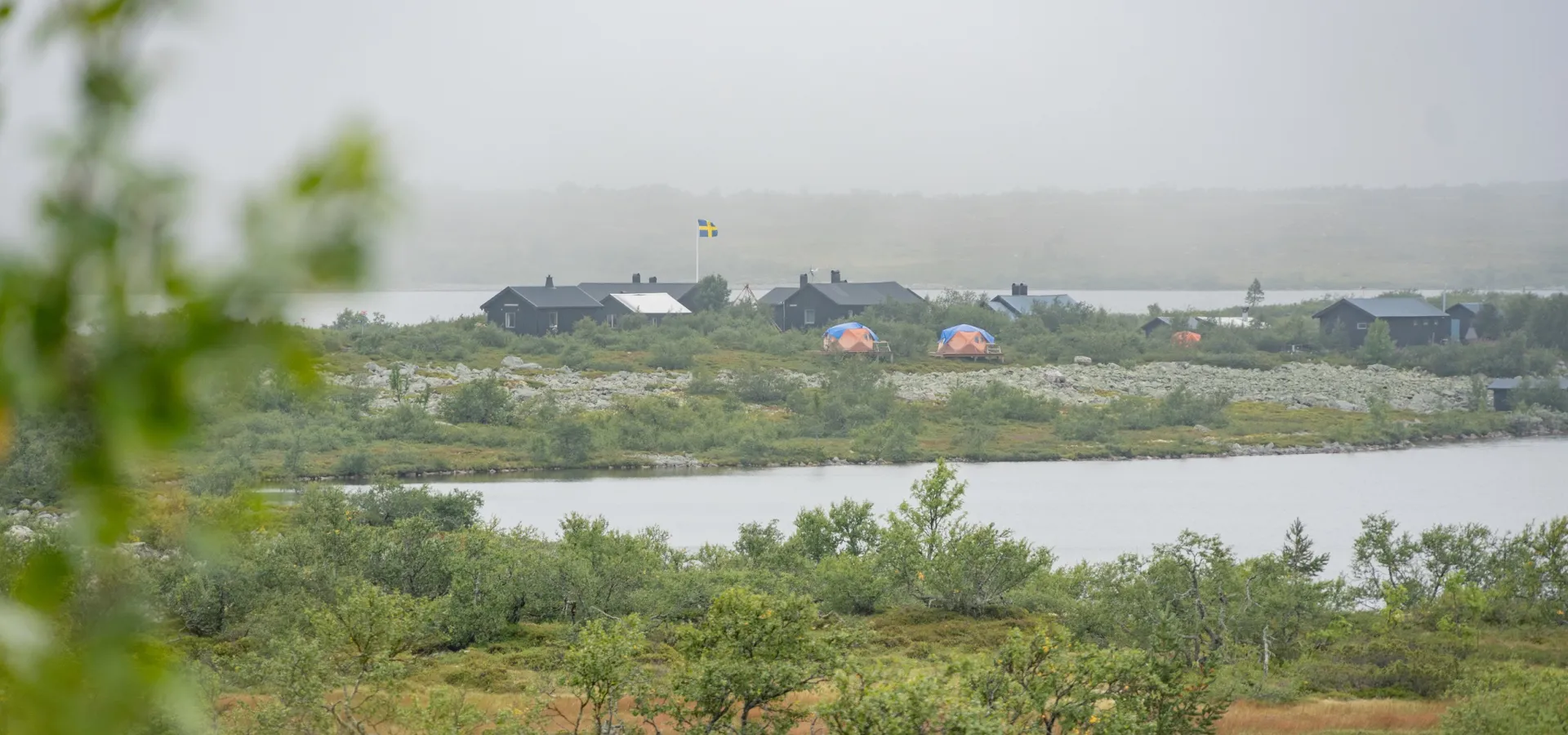 Rösjöstugorna i regnskur på Fulufjället.