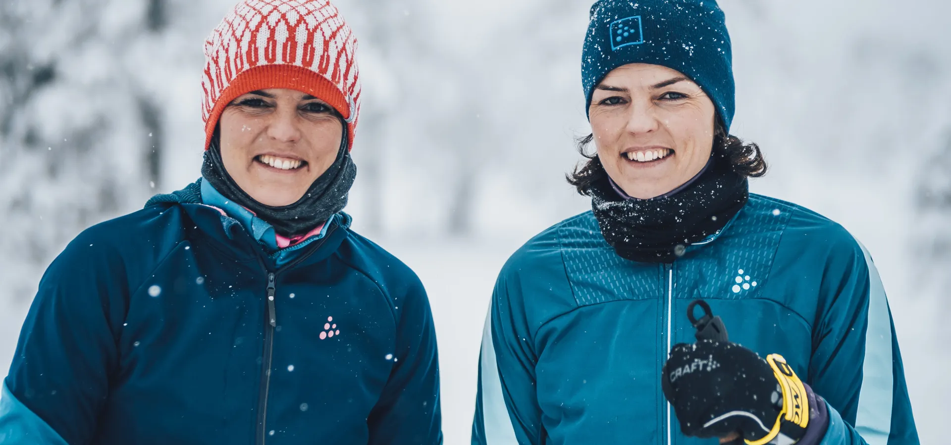 Sanna och Jenny Kallur i skidåkarkläder.