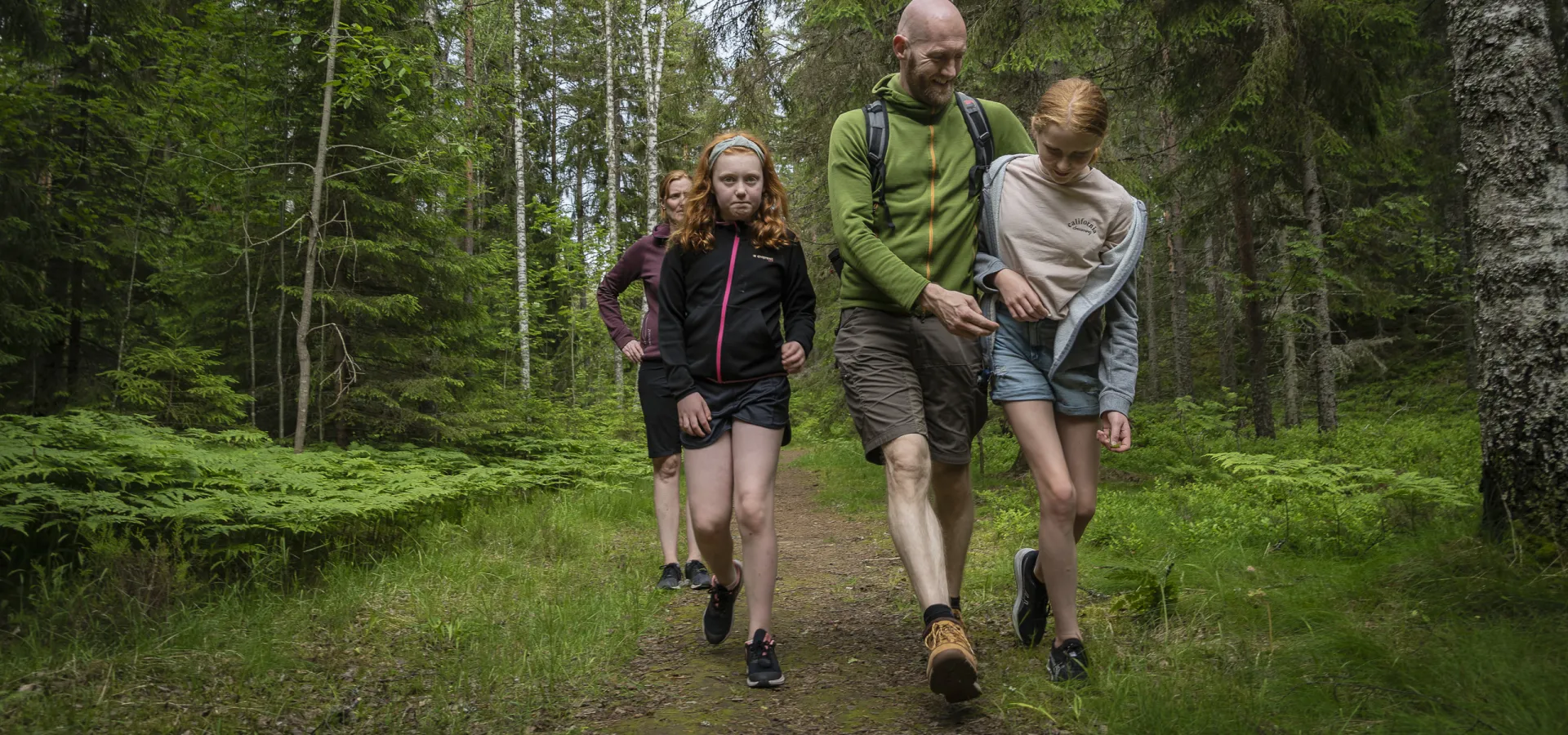 Familj som vandrar längs en led.