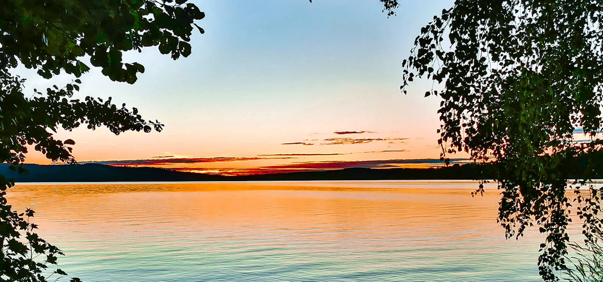 En sommarkväll vid Hällarna i Ludvika, fångad på bild av Anneli Eriksson.