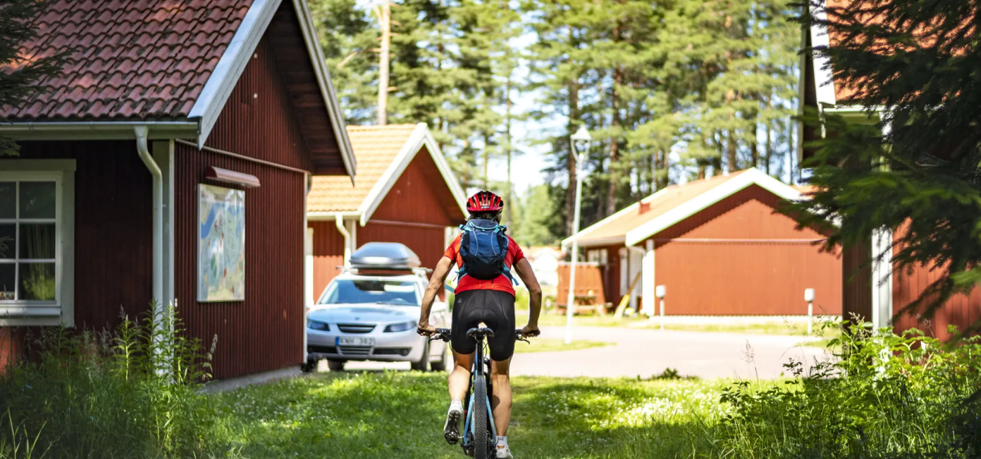 Tjej som cyklar på en mountainbike.