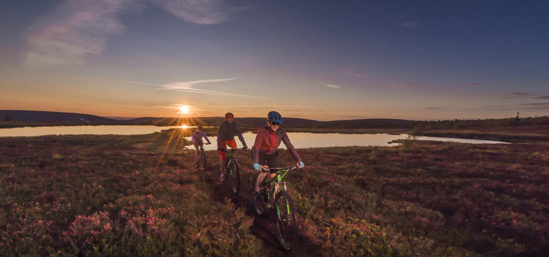 Två cyklister på fjället i Sälen. 