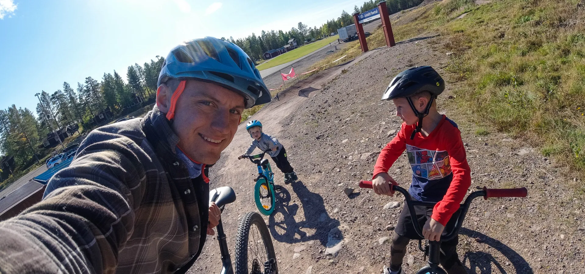 Familjen Borssén på cykel i Orsa Grönklitt.