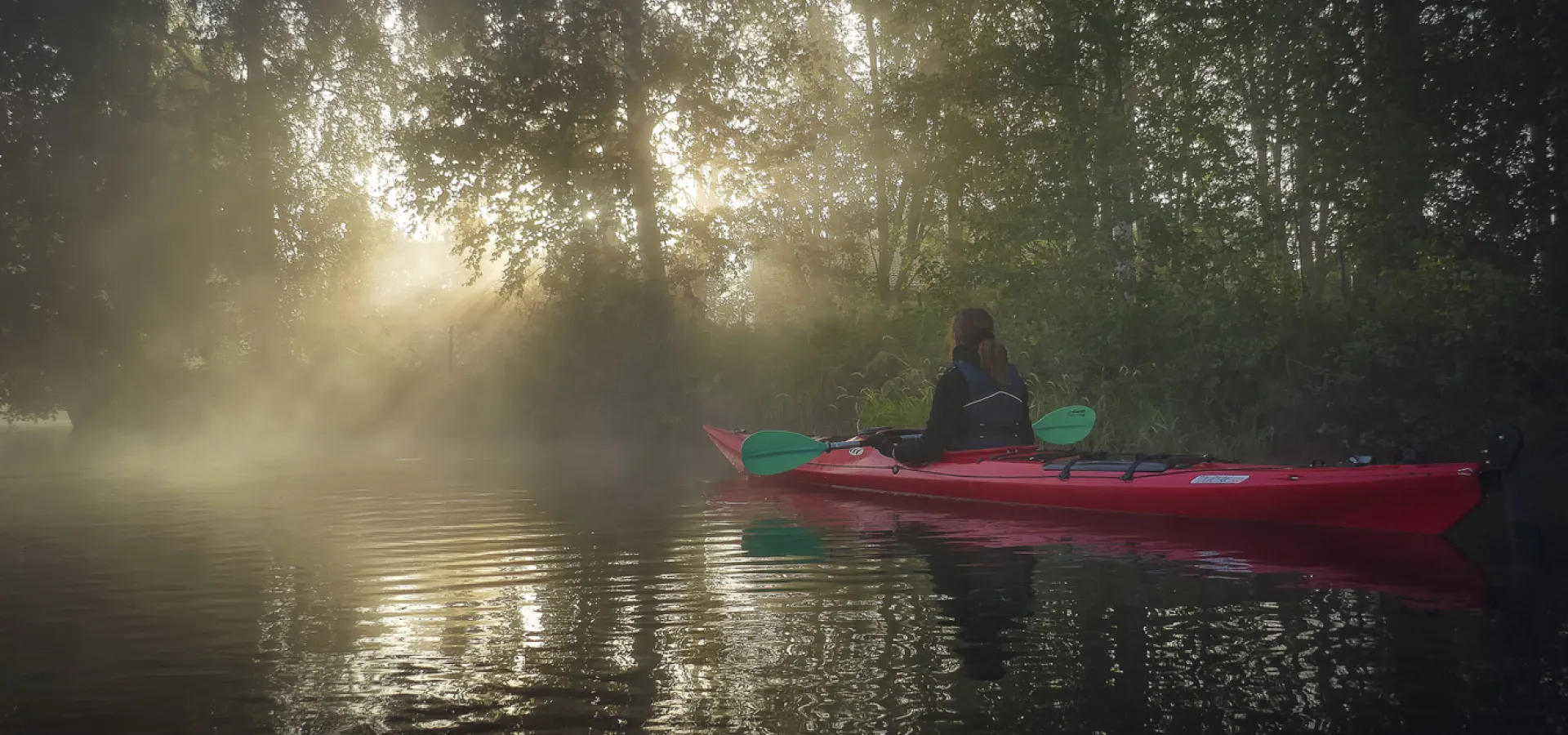 Paddling på sjö i Dalarna.