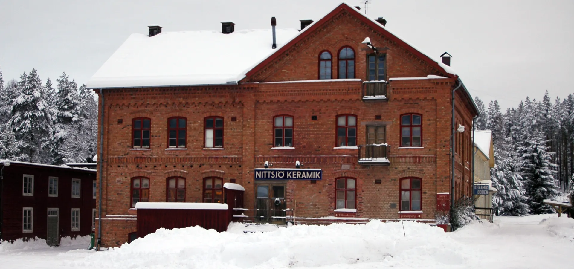 Vintervy över Nittsjö Keramiks fabrik.