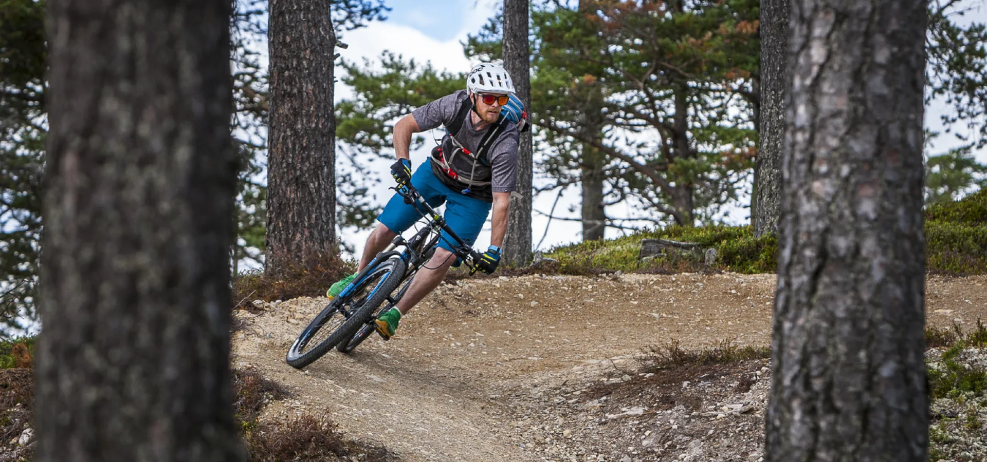 Cyklist på en fartfylld tur.