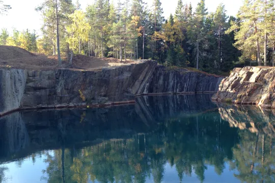 Turkosblått vatten i Östra Silvbergs Gruva i Säter.