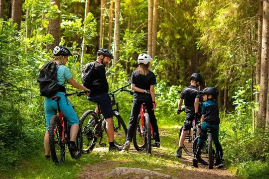 Familj som cyklar mtb.