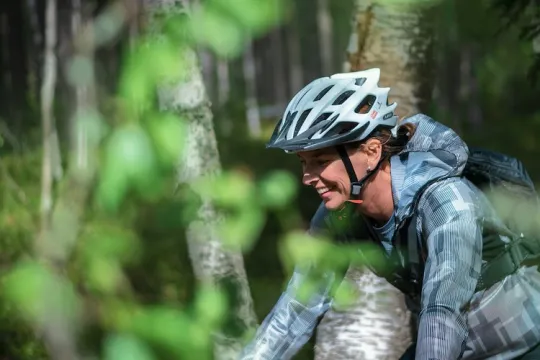 Tjej som cyklar på en MTB.