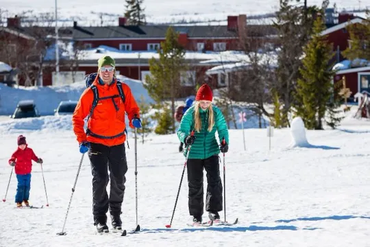 Familj som går på turskidor vid Fjällstationen i Grövelsjön.